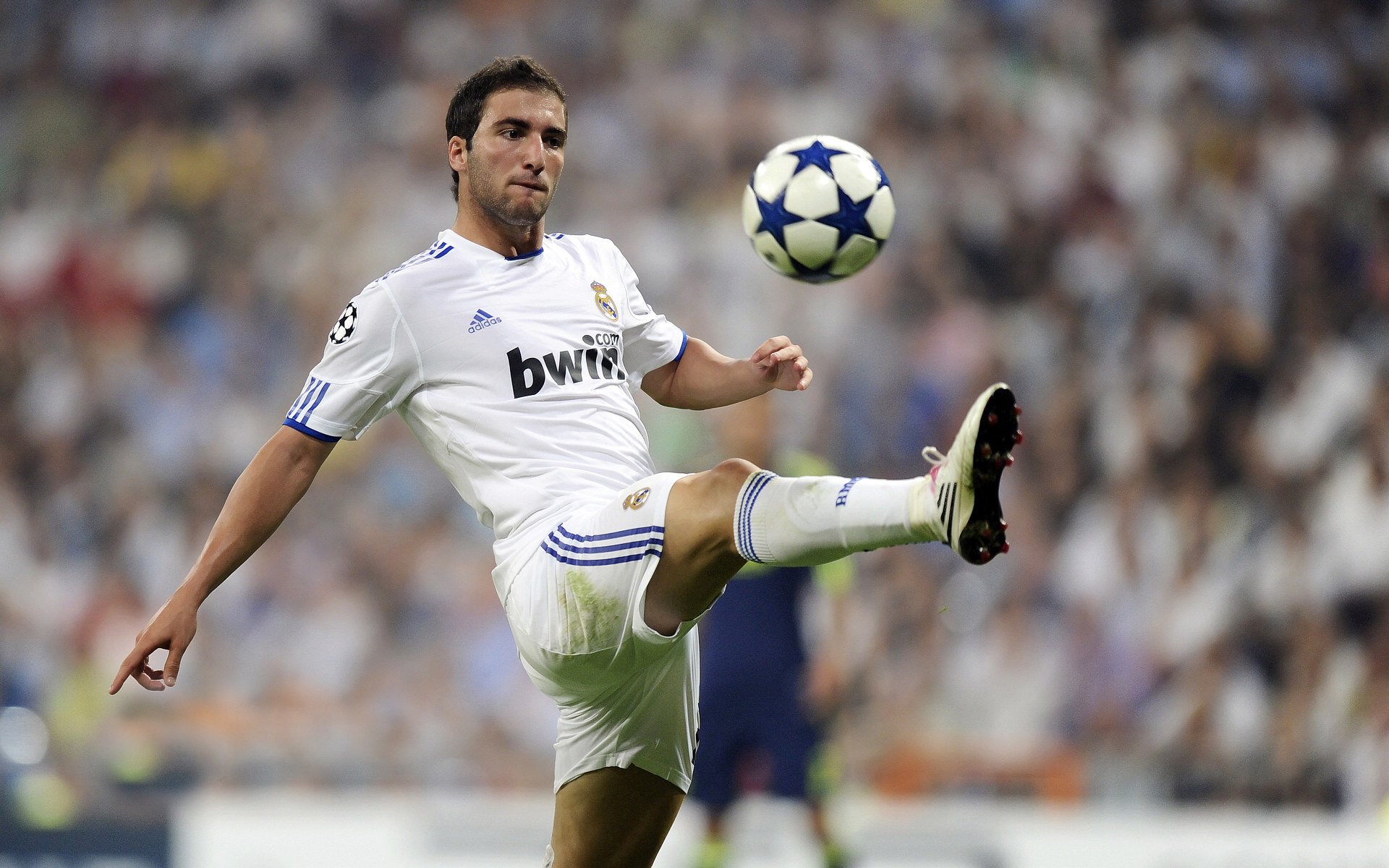 女足比赛中，中国队球员黄某奉献精彩传球，中国女足黄望